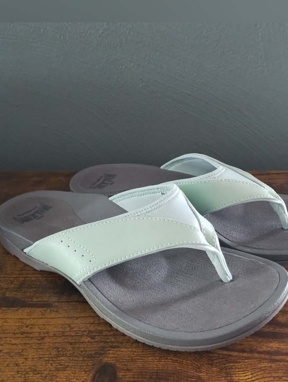 Walking Co Women's 7 Balboa Leather Flipflop Sandal Mint Green Arch Support